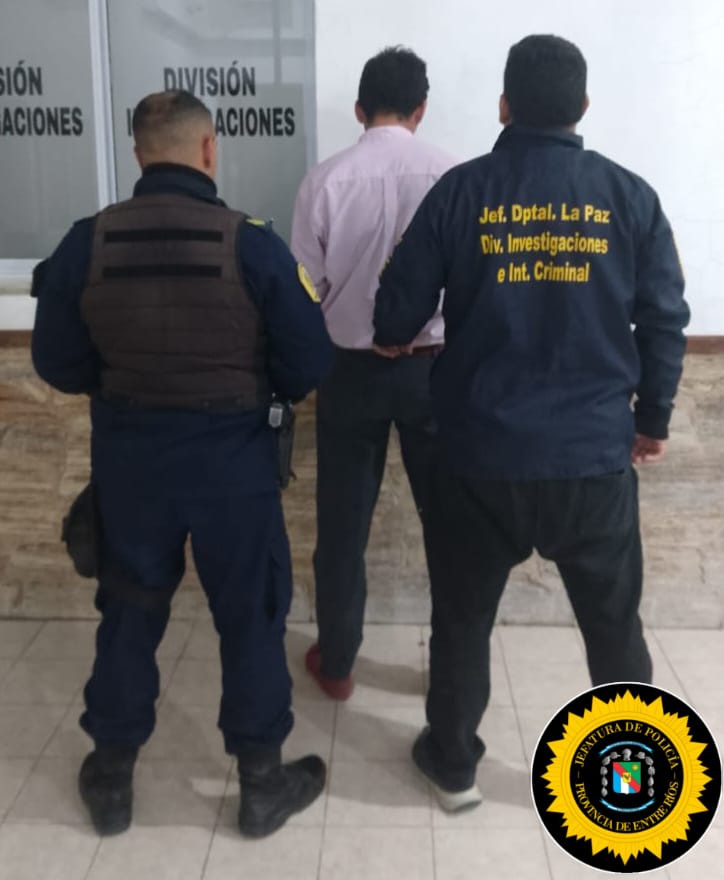 Intentó romper un auto y atacó con baldosas a la policía: fue detenido